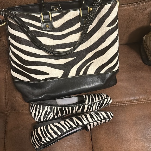 Cleaning out closet pocketbook good condition shoes have been worn are size 10w - Picture 2 of 6